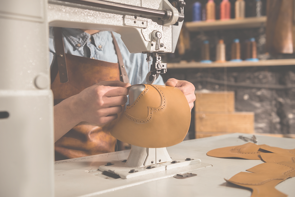 cerca-de-un-zapatero-con-maquina-de-coser_edited.png