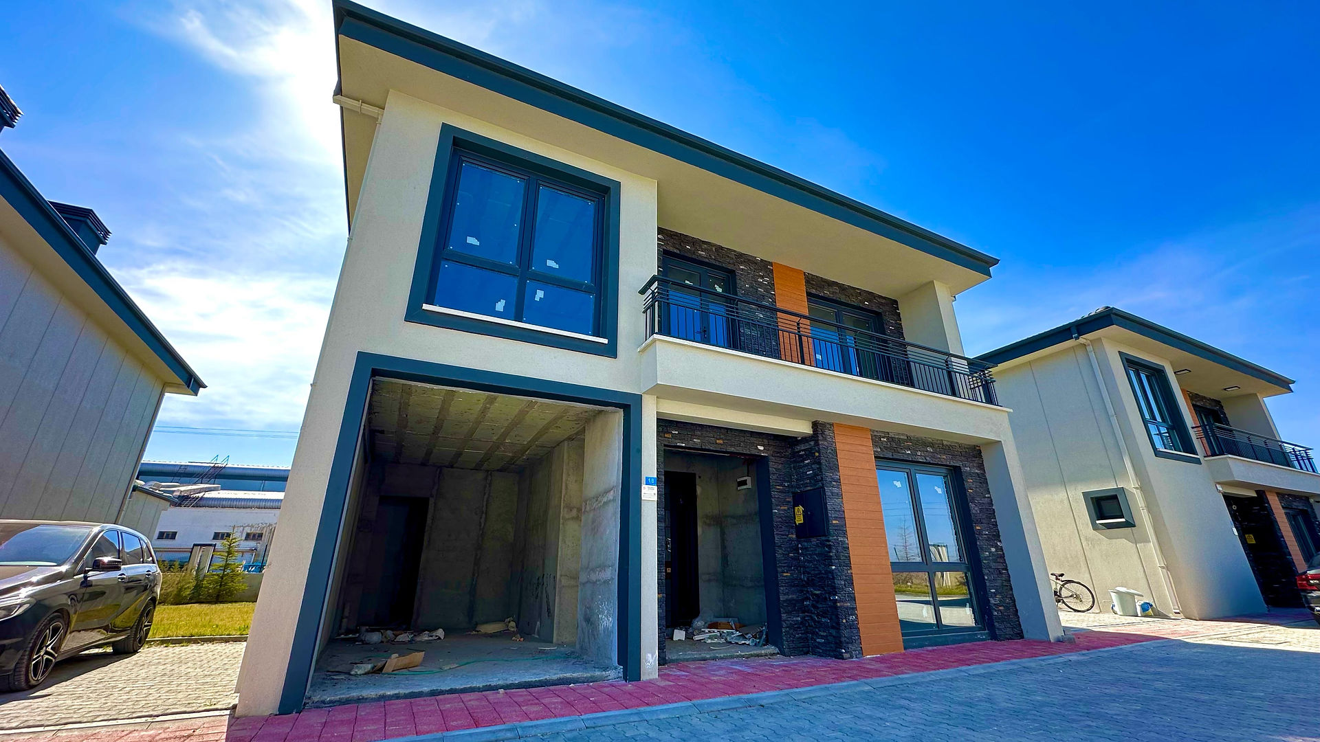 Uzunlar Emlak güvencesiyle sizi yeşil bir bahçenin içinde yer alan bu muhteşem 2 katlı lüks villa ile tanıştırmak istiyoruz. 320 m² kullanım alanına sahip, 7 odalı bu özel villa, aile yaşamının konforunu sunmanın yanı sıra, sosyal alanlarıyla da ideal bir yaşam alanı oluşturuyor.