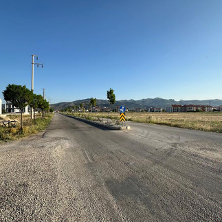 Uzunlar Emlak'tan! Afyonkarahisar Merkez Battalgazi Mahallesi’nde, ana yol üzerinde konumlanan bu arsa; hem bugünün ihtiyaçlarına cevap verebilecek hem de geleceğe yatırım gözüyle bakıldığında güçlü potansiyel sunan bir lokasyonda yer alıyor. Rahvan At Tesisleri ve Green Park Villaları güzergâhında bulunması, bölgenin planlı gelişim süreci içinde olduğunu net şekilde hissettirirken, çevredeki yeni yapılaşmalar ve artan yerleşim hareketi de değer artışının somut göstergeleri arasında öne çıkıyor.