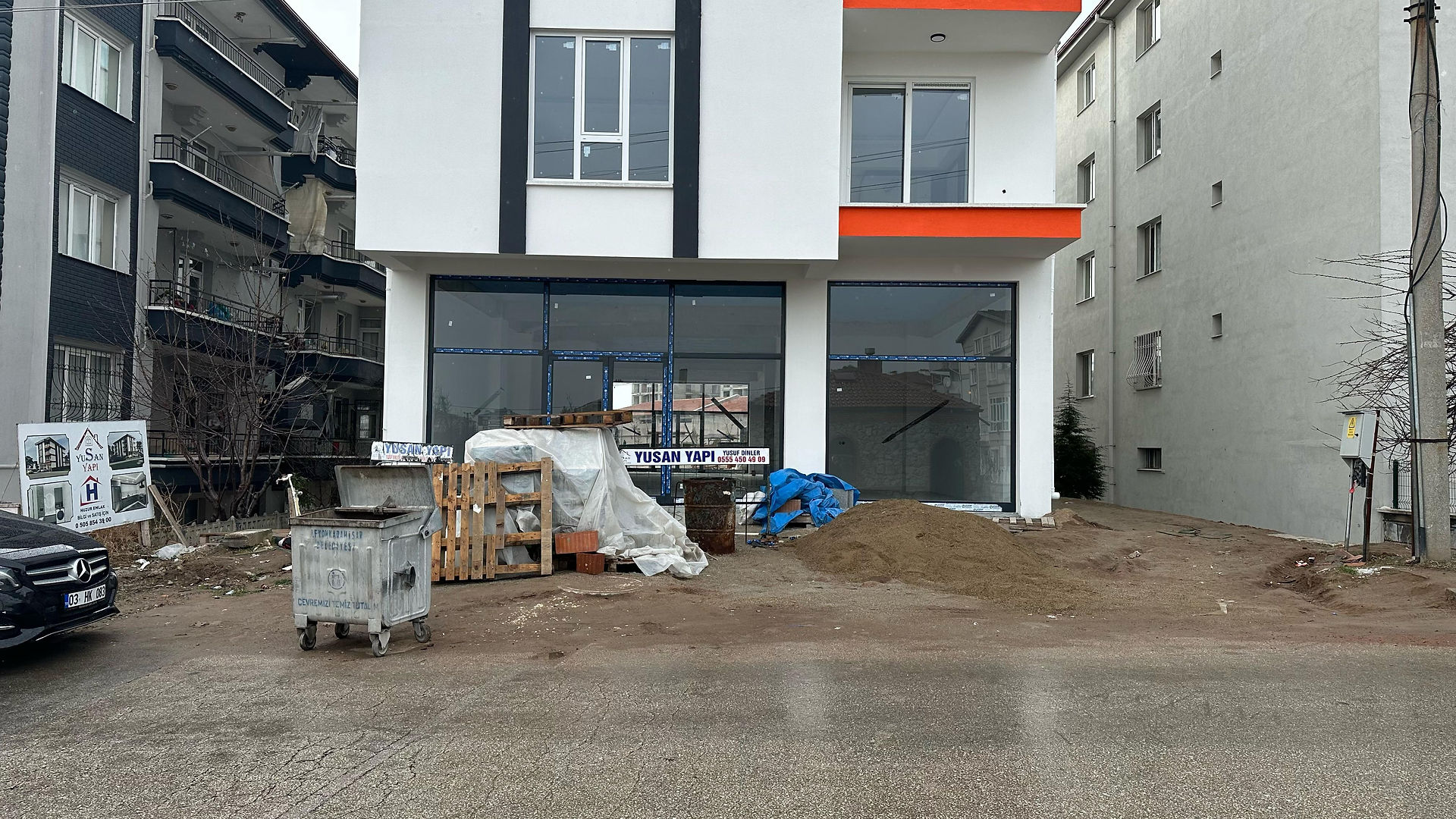 İş yeri arayanlar için Uzunlar Emlak'tan kaçırılmayacak bir fırsat!  Eşrefpaşa Mahallesi’nde, ana cadde üzerinde, durağın tam karşısında yer alan bu sıfır dükkan, görünürlüğü yüksek bir noktada konumlanmıştır.