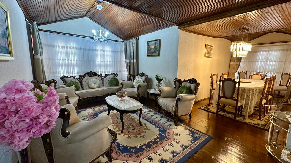 Uzunlar Emlak'tan, Şehrin merkezinde, tarihin sessiz adımlarını bugün hâlâ hissettiren 1908 yapımı eşsiz bir Osmanlı Konağı…