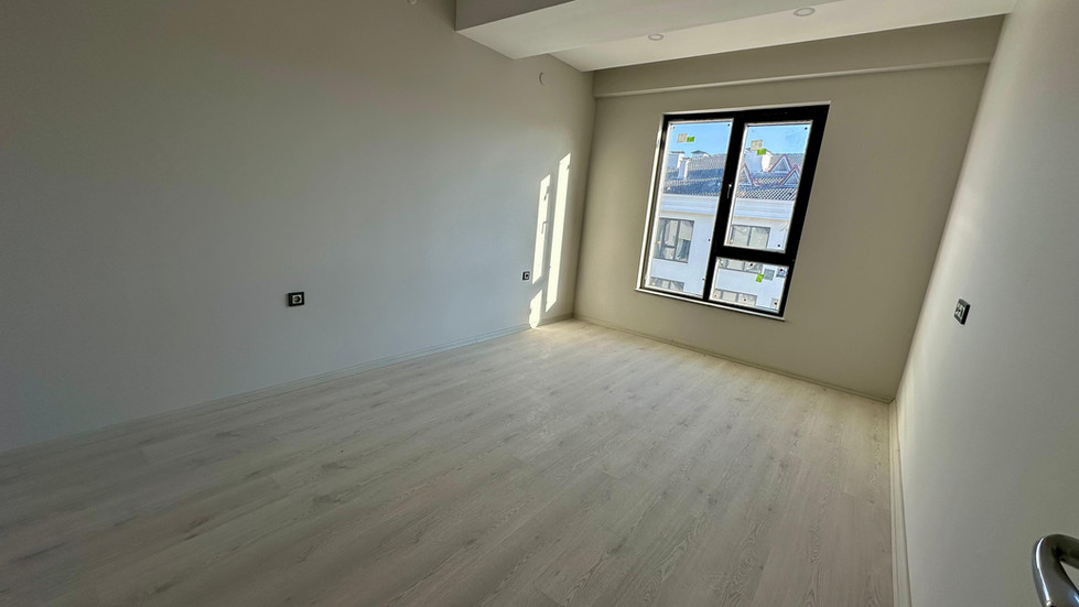 Afyonkarahisar’ın prestijli bölgelerinden Ali Çetinkaya Mahallesi’nde, eski stadyum mevkiinde yer alan 147 m² genişliğindeki dairemiz, konfor ve kaliteyi bir arada sunuyor.