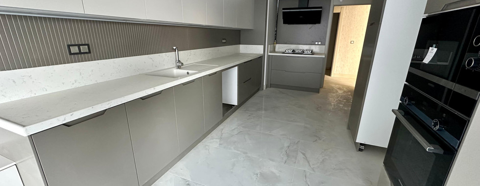 Afyonkarahisar’ın prestijli bölgelerinden Ali Çetinkaya Mahallesi’nde, eski stadyum mevkiinde yer alan 147 m² genişliğindeki dairemiz, konfor ve kaliteyi bir arada sunuyor.