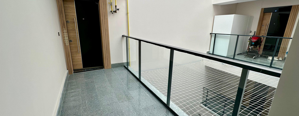 Afyonkarahisar’ın prestijli bölgelerinden Ali Çetinkaya Mahallesi’nde, eski stadyum mevkiinde yer alan 147 m² genişliğindeki dairemiz, konfor ve kaliteyi bir arada sunuyor.