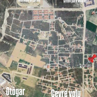 Uzunlar Emlak'tan! Afyonkarahisar Merkez Battalgazi Mahallesi’nde, ana yol üzerinde konumlanan bu arsa; hem bugünün ihtiyaçlarına cevap verebilecek hem de geleceğe yatırım gözüyle bakıldığında güçlü potansiyel sunan bir lokasyonda yer alıyor. Rahvan At Tesisleri ve Green Park Villaları güzergâhında bulunması, bölgenin planlı gelişim süreci içinde olduğunu net şekilde hissettirirken, çevredeki yeni yapılaşmalar ve artan yerleşim hareketi de değer artışının somut göstergeleri arasında öne çıkıyor.