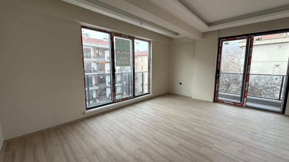 Uzunlar Emlak'tan Merkezi Konumda, Geniş ve Konforlu 4+1 Daire