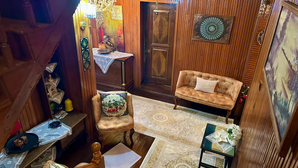 Uzunlar Emlak'tan, Şehrin merkezinde, tarihin sessiz adımlarını bugün hâlâ hissettiren 1908 yapımı eşsiz bir Osmanlı Konağı…