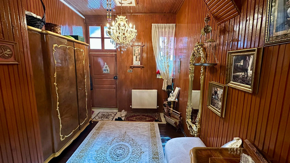 Uzunlar Emlak'tan, Şehrin merkezinde, tarihin sessiz adımlarını bugün hâlâ hissettiren 1908 yapımı eşsiz bir Osmanlı Konağı…