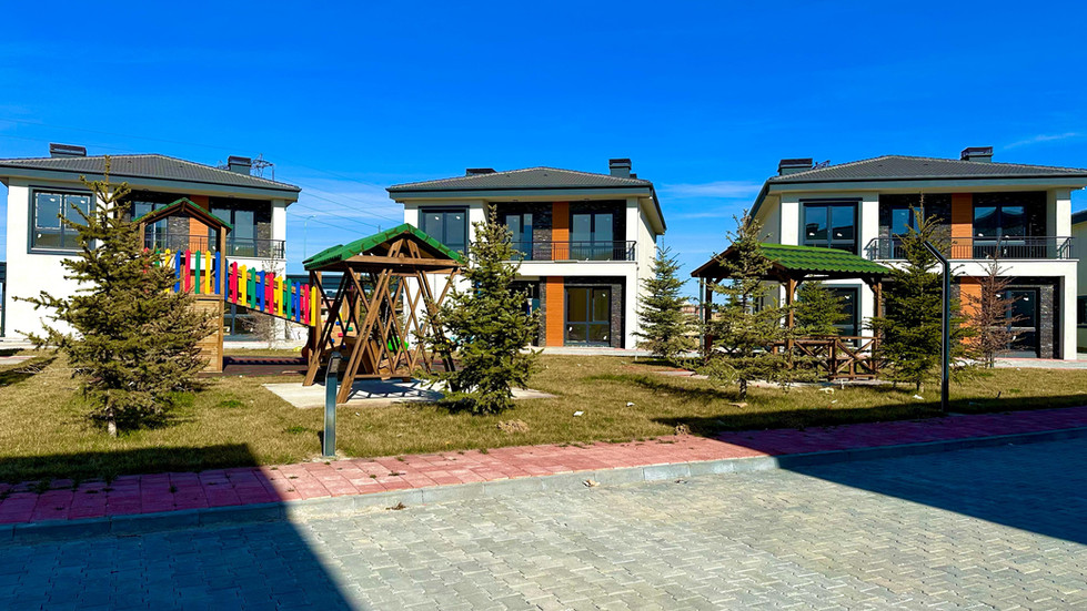 Uzunlar Emlak güvencesiyle sizi yeşil bir bahçenin içinde yer alan bu muhteşem 2 katlı lüks villa ile tanıştırmak istiyoruz. 320 m² kullanım alanına sahip, 7 odalı bu özel villa, aile yaşamının konforunu sunmanın yanı sıra, sosyal alanlarıyla da ideal bir yaşam alanı oluşturuyor.