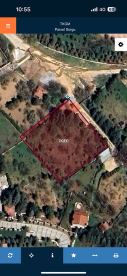 Uzunlar Emlak'tan şehrin gürültüsünden uzak, ancak tüm olanaklarına yakın konumda yer alan bu 1915 m² büyüklüğündeki bahçe; hem yaşam hem yatırım arayanlar için ideal bir fırsat sunuyor.