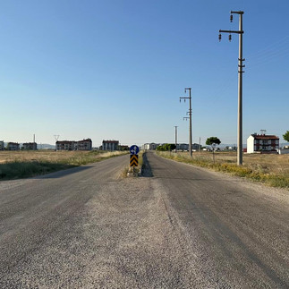 Uzunlar Emlak'tan! Afyonkarahisar Merkez Battalgazi Mahallesi’nde, ana yol üzerinde konumlanan bu arsa; hem bugünün ihtiyaçlarına cevap verebilecek hem de geleceğe yatırım gözüyle bakıldığında güçlü potansiyel sunan bir lokasyonda yer alıyor. Rahvan At Tesisleri ve Green Park Villaları güzergâhında bulunması, bölgenin planlı gelişim süreci içinde olduğunu net şekilde hissettirirken, çevredeki yeni yapılaşmalar ve artan yerleşim hareketi de değer artışının somut göstergeleri arasında öne çıkıyor.