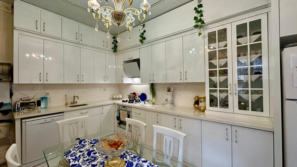 Uzunlar Emlak'tan, Şehrin merkezinde, tarihin sessiz adımlarını bugün hâlâ hissettiren 1908 yapımı eşsiz bir Osmanlı Konağı…