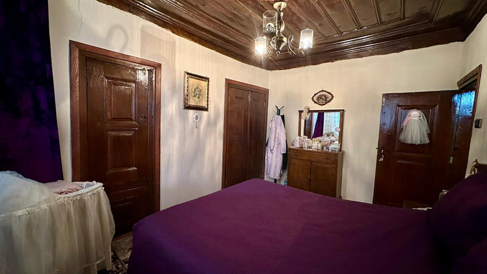 Uzunlar Emlak'tan, Şehrin merkezinde, tarihin sessiz adımlarını bugün hâlâ hissettiren 1908 yapımı eşsiz bir Osmanlı Konağı…