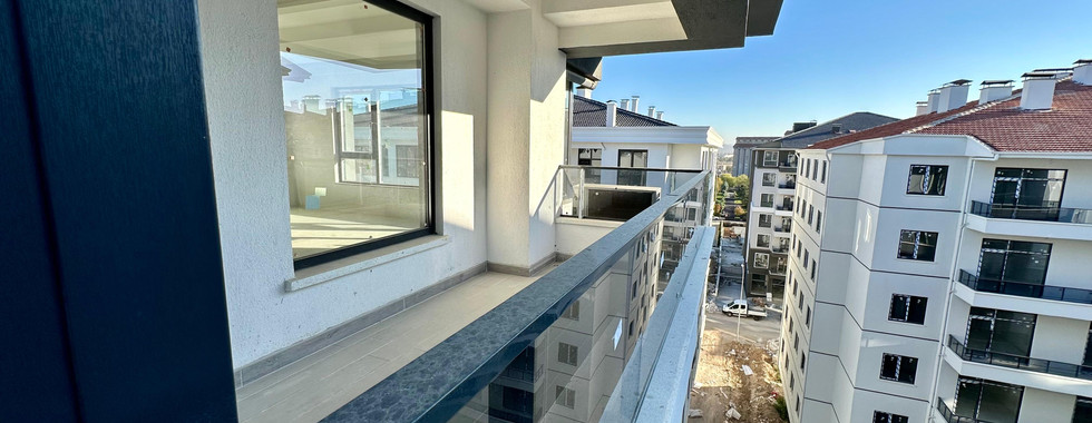 Afyonkarahisar’ın prestijli bölgelerinden Ali Çetinkaya Mahallesi’nde, eski stadyum mevkiinde yer alan 147 m² genişliğindeki dairemiz, konfor ve kaliteyi bir arada sunuyor.