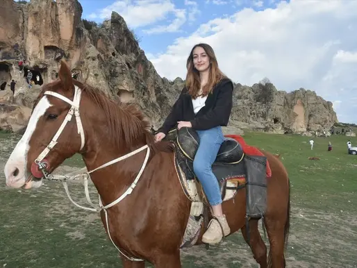 Herkes Afyon'un o köyüne akın ediyor: İğne atsanız yere düşmeyecek!