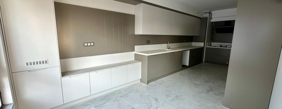 Afyonkarahisar’ın prestijli bölgelerinden Ali Çetinkaya Mahallesi’nde, eski stadyum mevkiinde yer alan 147 m² genişliğindeki dairemiz, konfor ve kaliteyi bir arada sunuyor.