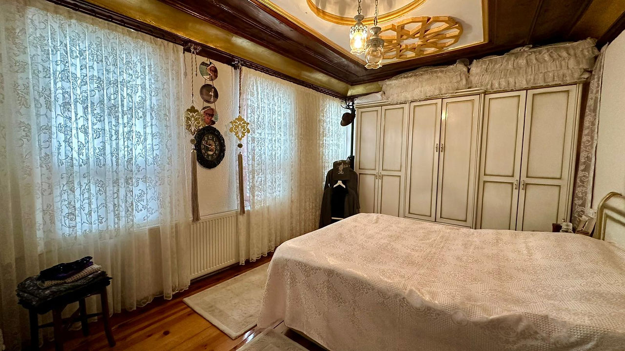 Uzunlar Emlak'tan, Şehrin merkezinde, tarihin sessiz adımlarını bugün hâlâ hissettiren 1908 yapımı eşsiz bir Osmanlı Konağı…