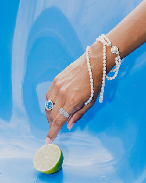 Citron vert, bagues, collier de perle, main, fruits  - Alexandra jourdain