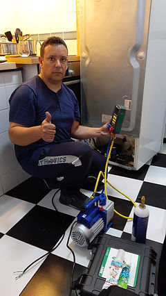 tecnico reparando frigorifico