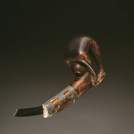 Full view of an extremely rare 18th-century Iroquois Bending Woman effigy crooked knife, circa 1750-1775, featuring hardwood, lead inlay, and a re-purposed European steel file blade. Ex: Adelaide de Menil Collection.