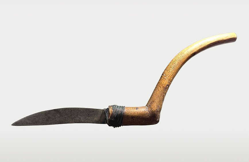 Full left-side view of a historic Wampanoag crooked knife from Nantucket, Massachusetts, circa 1780-1840, featuring wood, wire, and a reworked European steel trade-blade. Discovered within a collection of maritime and Nantucket whaling antiquities.