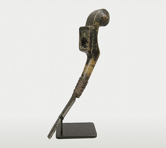 Side profile view of a mixed media Windsor Green painted crooked knife featuring brass wire and an inlaid tintype, circa 1840-1880. Ex: Goodman Collection.