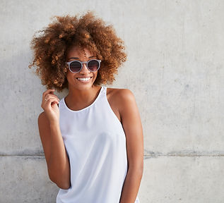 Frau mit dem lockigen Haar und Sonnenbrillen