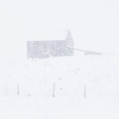 Et bilde av en låve i Vesterålen, Nordland. 