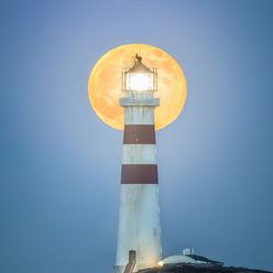 Et bilde av fullmånen bak Oksøy fyr utenfor Kristiansand