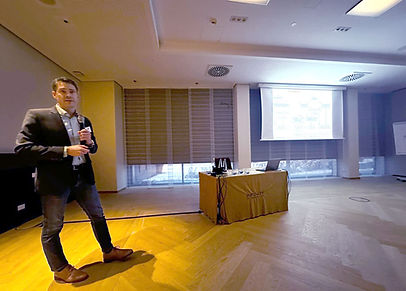 31. Internationalen Symposium für Fusschirurgie in München am 2.12.23 auf dem Vortrag über Knorpelanzüchtungen am Sprunggelenk bei osteochondralen Läsionen am Talus.