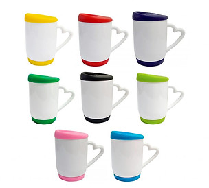 MUG-BLANCO-EN-FORMA-DE-CORAZON-CON-TAPA-Y-BASE-EN-SILICONA-scaled.jpg