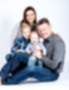 Familienshooting in Hamburg: Professionelle Fotografie, einzigartige Gruppenbilder im Fotostudio. Authentische Momente, liebevolle Verbindung. Unvergessliche Erinnerungen für die Familie