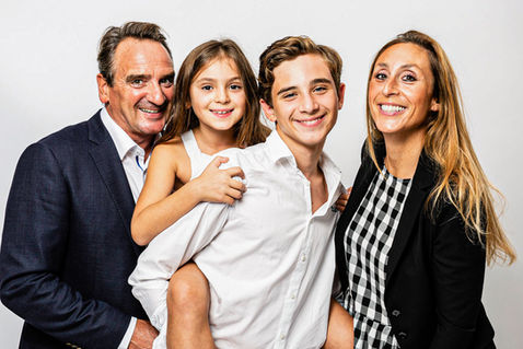 Familienshooting in Hamburg: Professionelle Fotografie, einzigartige Gruppenbilder im Fotostudio. Authentische Momente, liebevolle Verbindung. Unvergessliche Erinnerungen für die Familie
