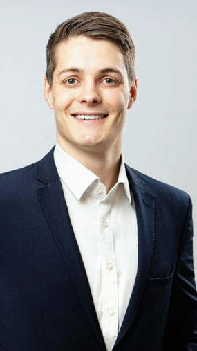 Bewerbungsbild, Business Portrait von einem Mann mit Anzug im Fotostudio, beim Fotografen in Hamburg