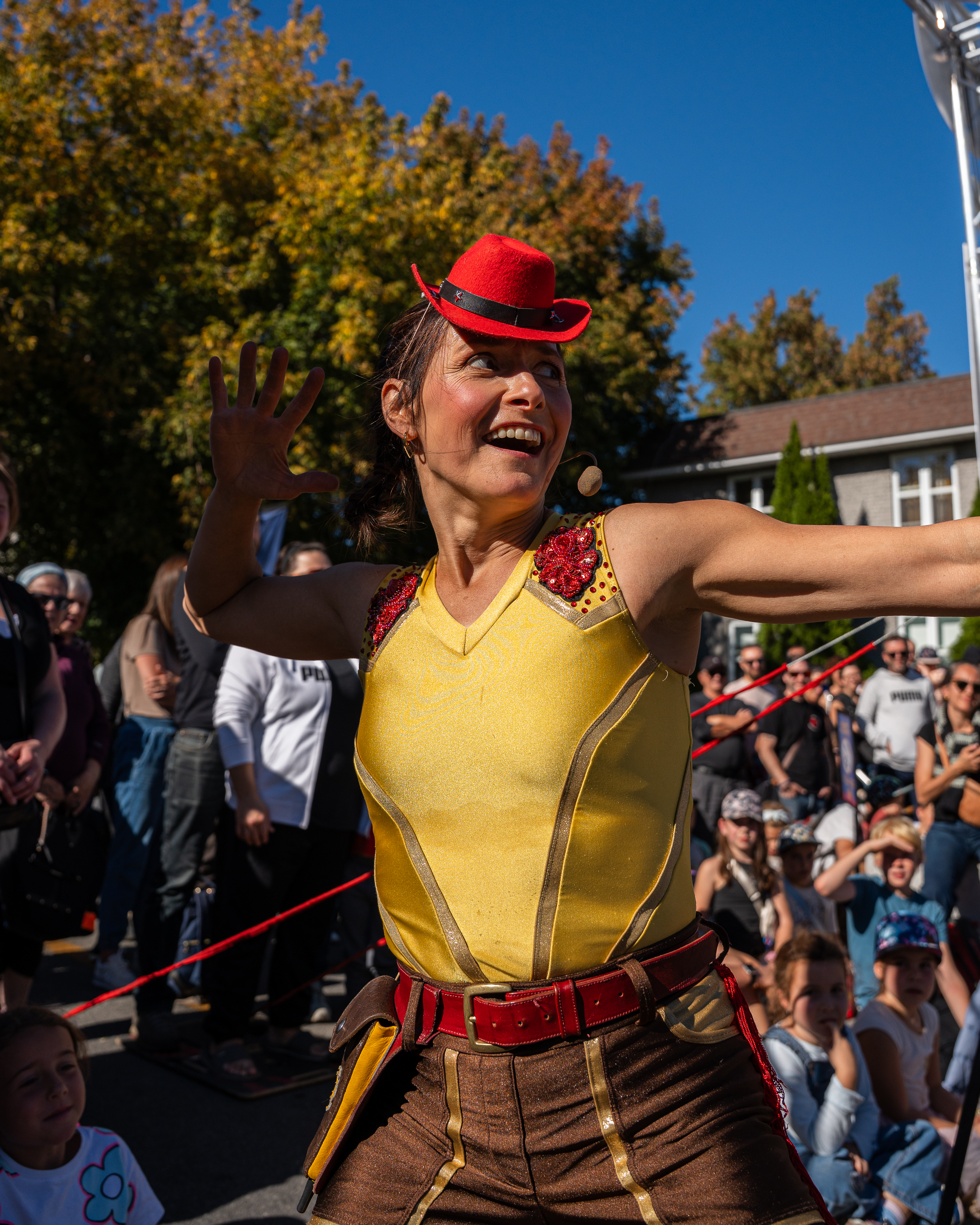 Artistes habillée en jaune avec chapeau rouge qui danse