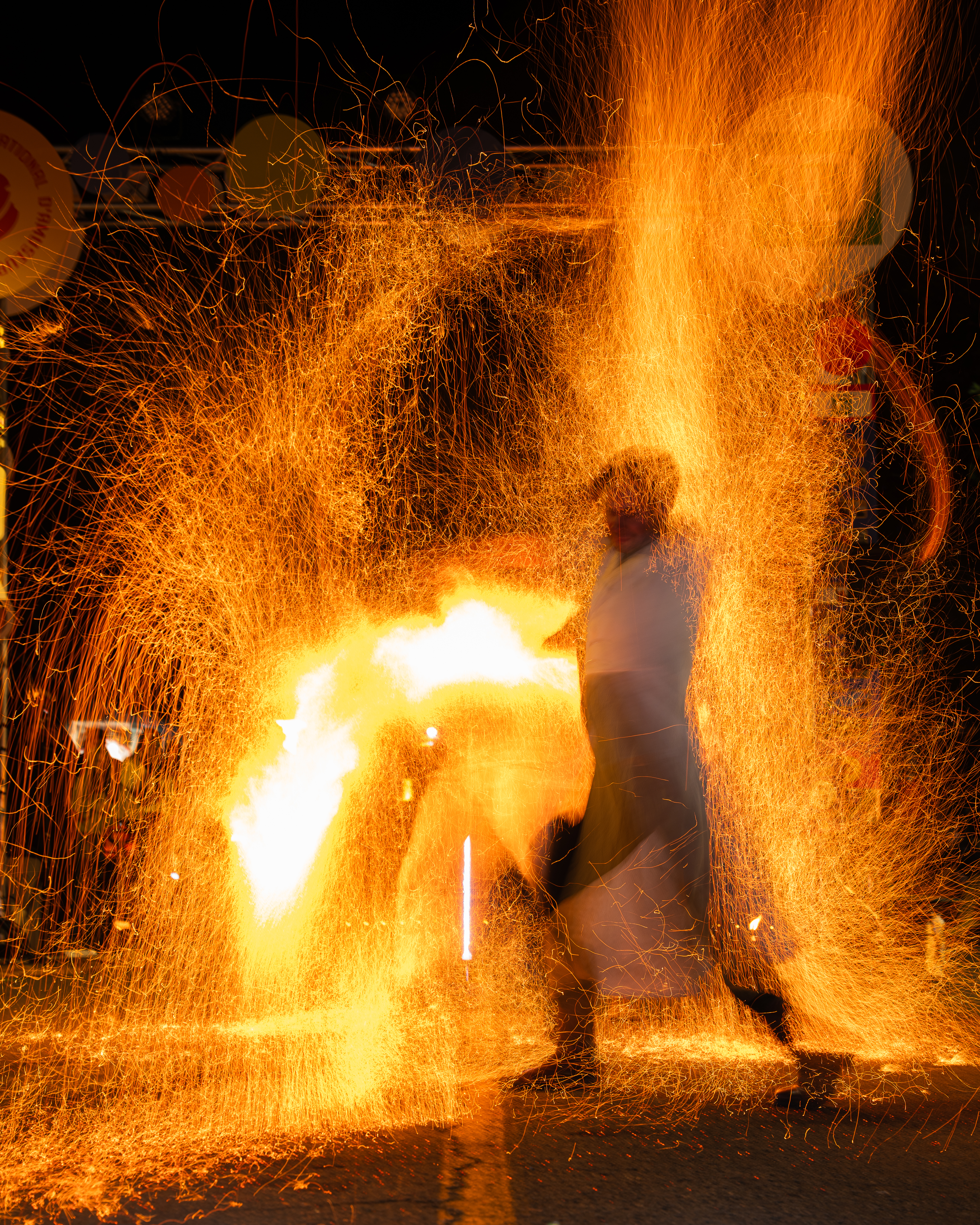 Manipulateur de feu Mr. Poi avec beaucoup de flammes magnifiques