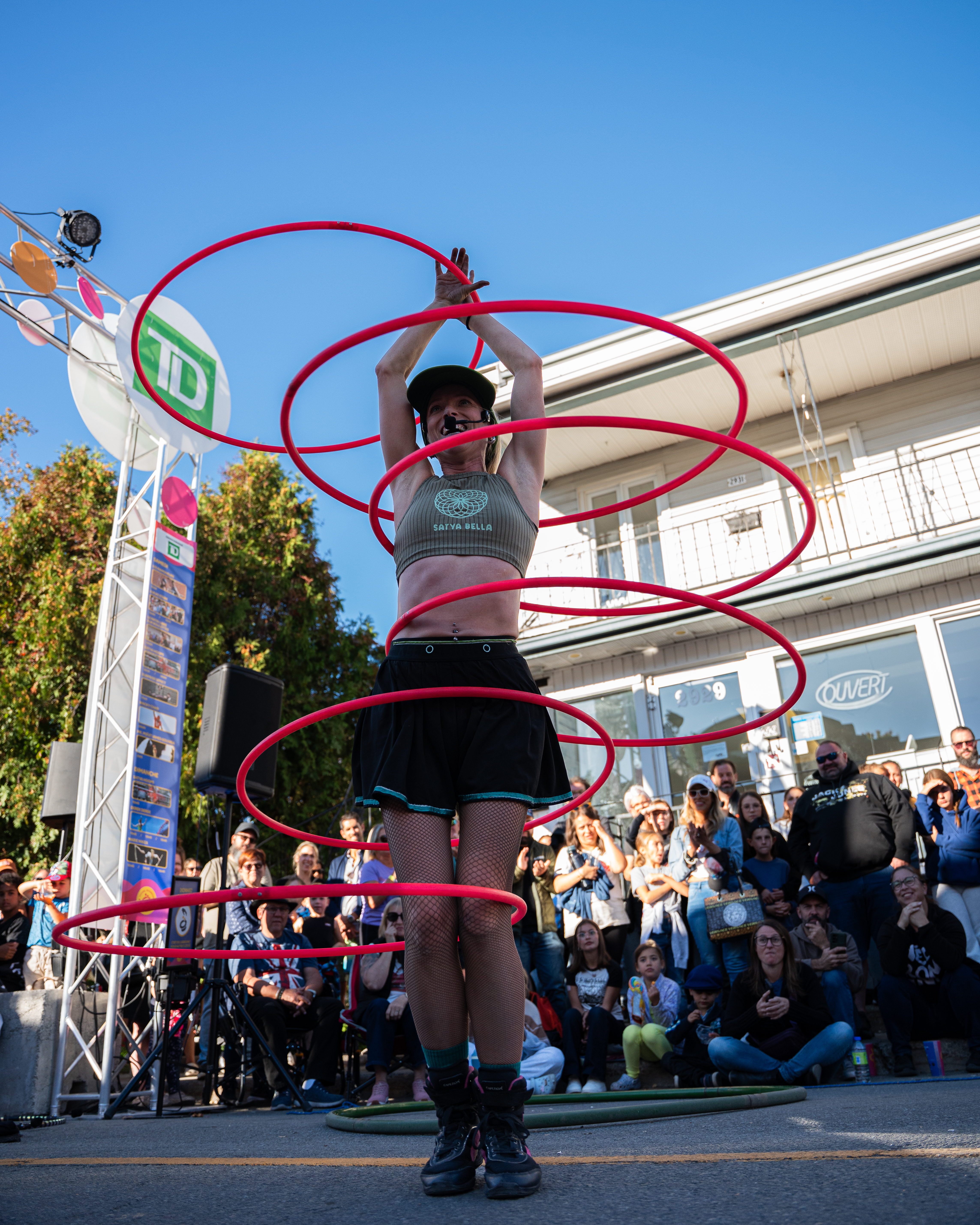 Satya Hoops avec dançant avec des cerceaux