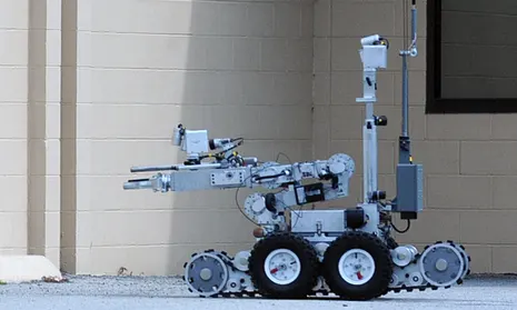 Saldırı için hazırlanan bir robot görseli