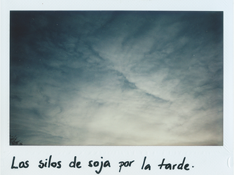 Bajo todos los cielos, políptico de fotografía instantánea y texto. Proyecto de arte fotográfico en Argentina y Barcelona