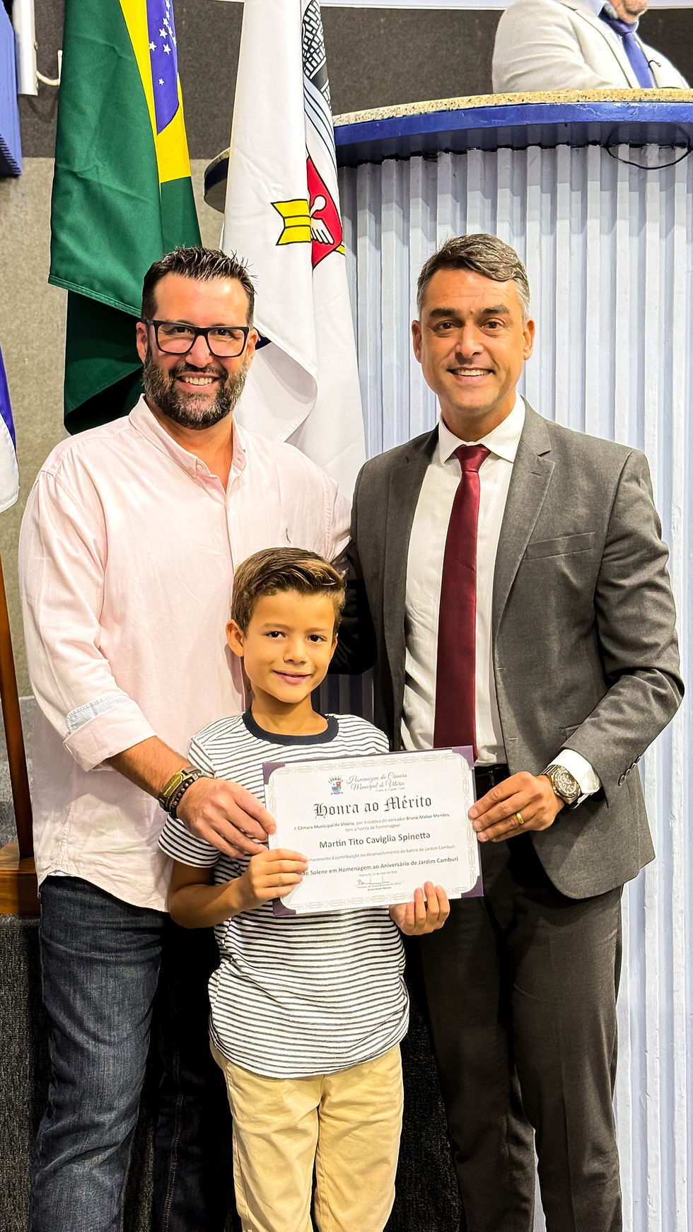 Bruno Malias homenageia Martin Caviglia por contribuição à comunidade de Jardim Camburi