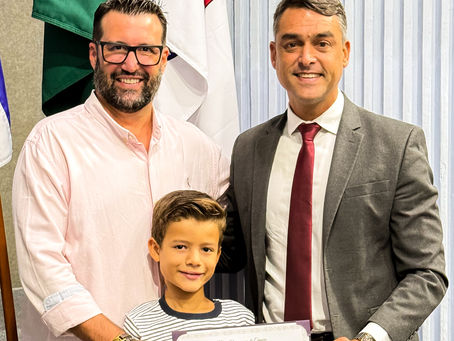 Bruno Malias homenageia Martin Caviglia por contribuição à comunidade de Jardim Camburi