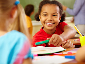 Make your life easier: Peer assessment across groups