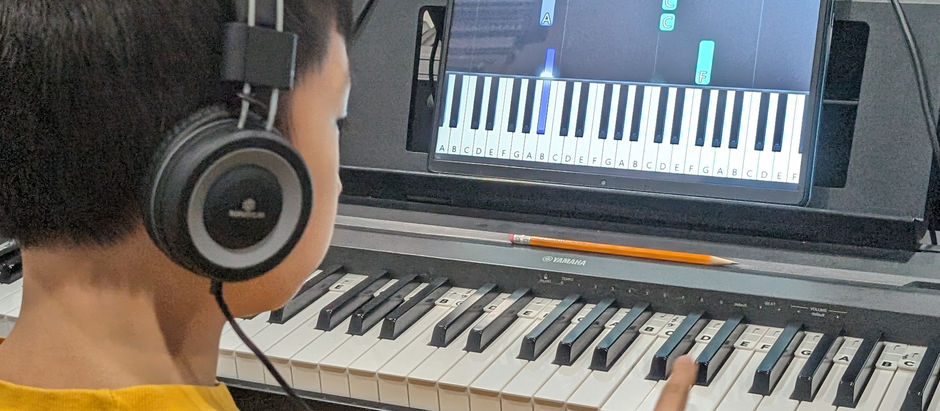 Student  learning in group piano lessons in Yonkers at Hudson View Piano Studio using technology (Youtube pictured).