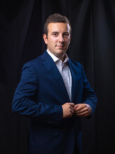 Frontal image, blue suit, serious