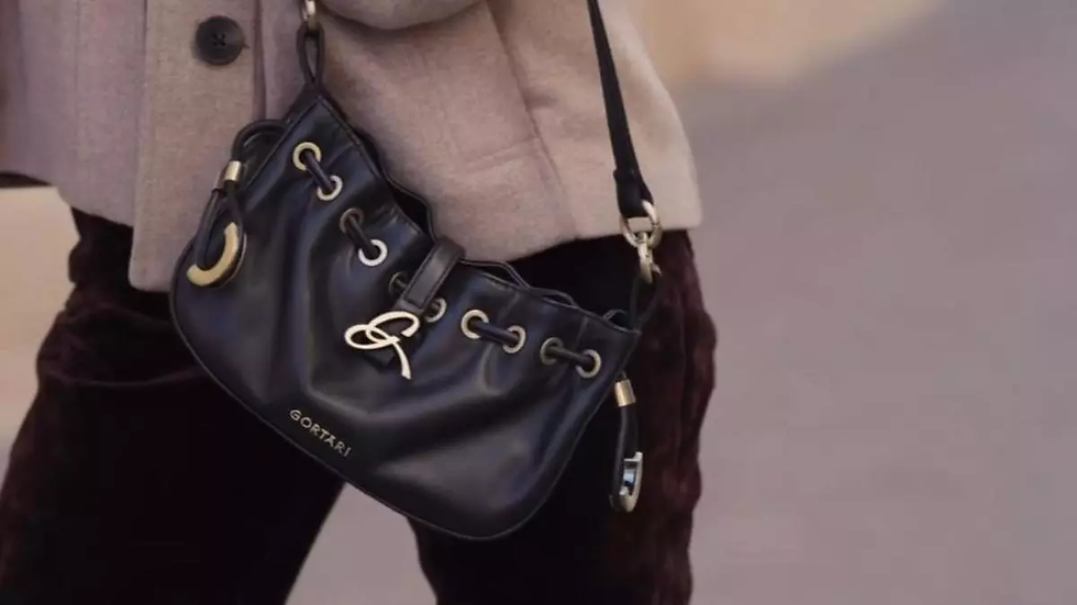 Elena Gortari lanza su propia firma en Sevilla con el bolso ideal que todas buscamos (y necesitamos)