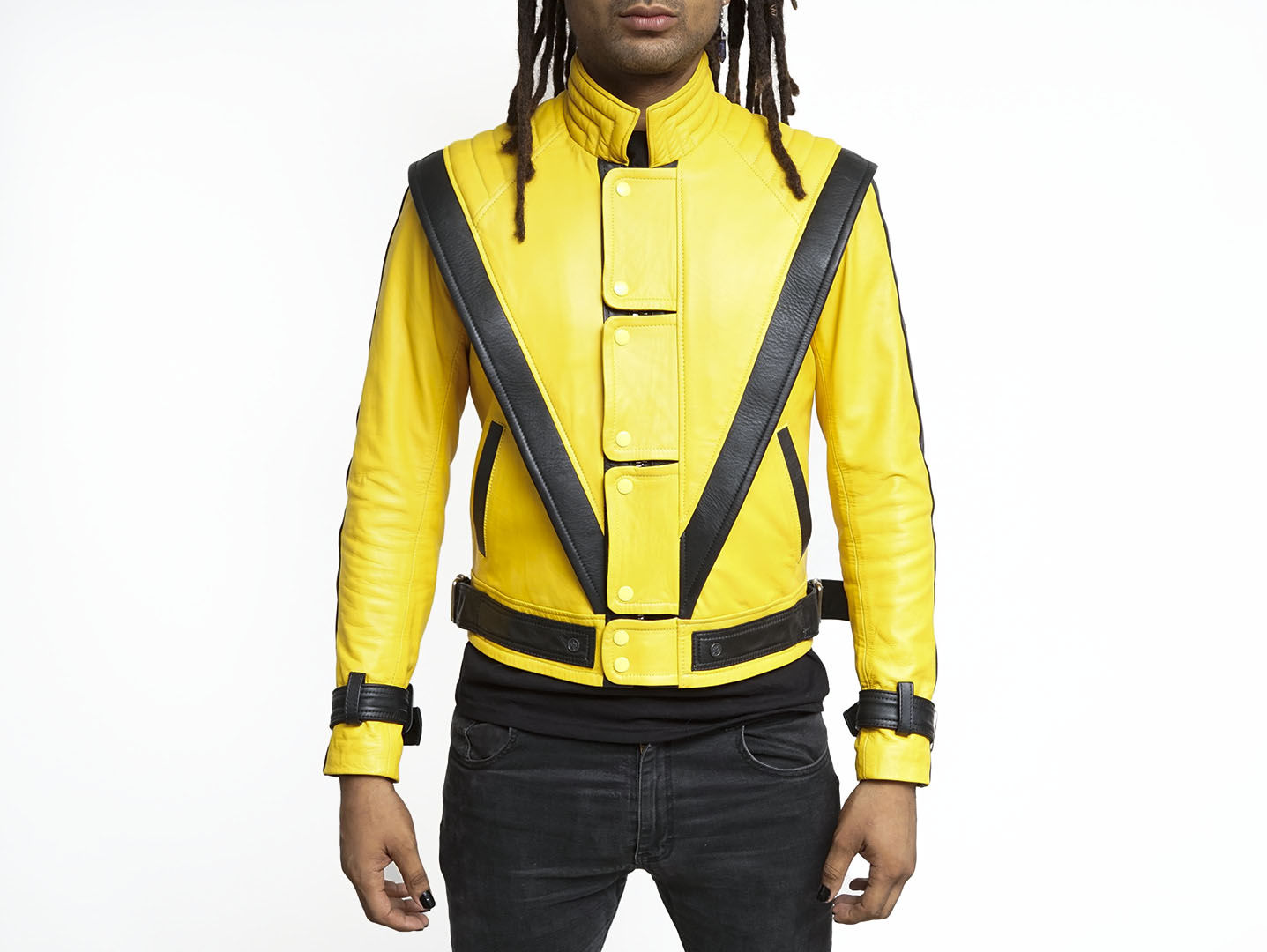 Chamarra de cuero amarillo corte retro.