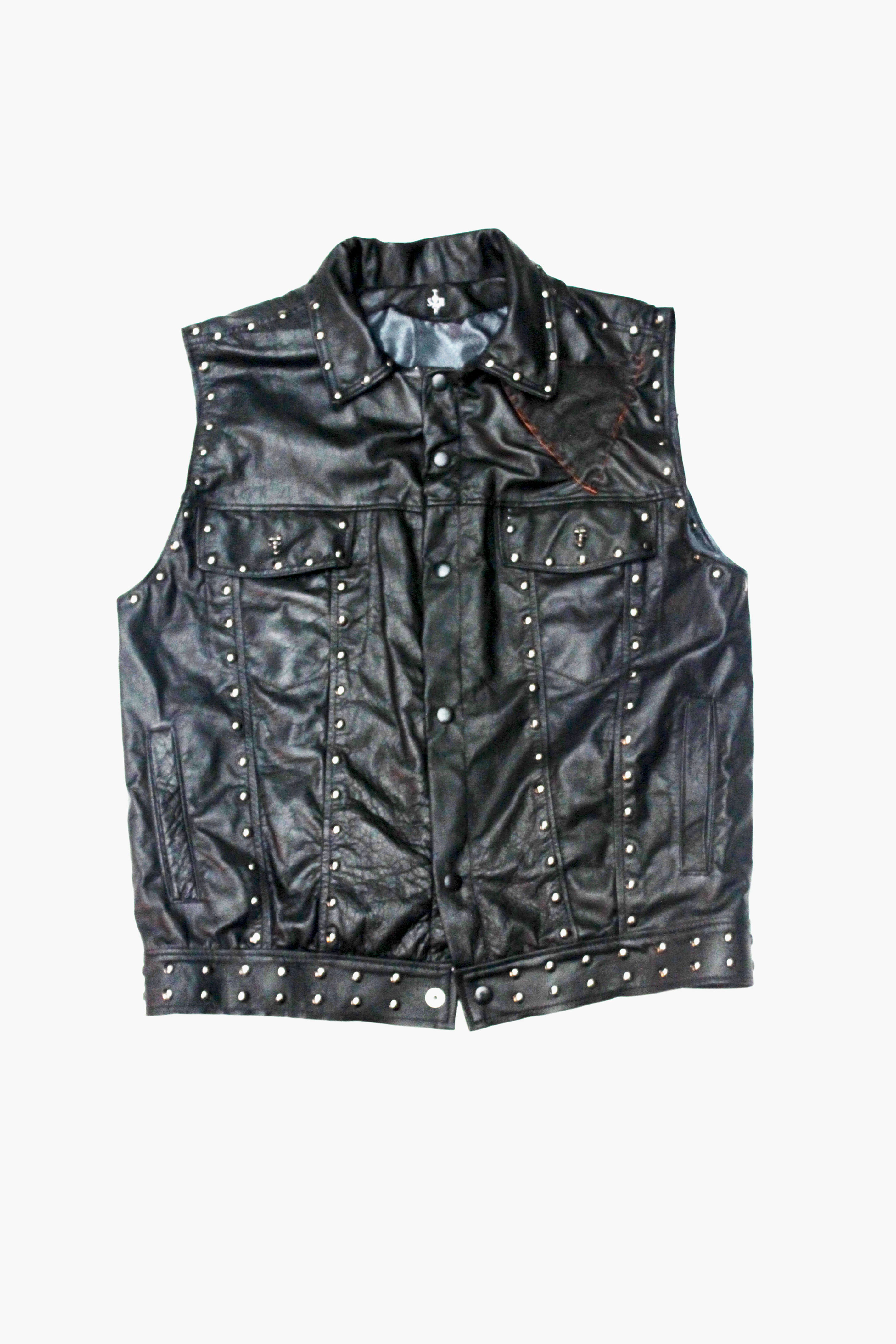 Chaleco de piel con estoperoles