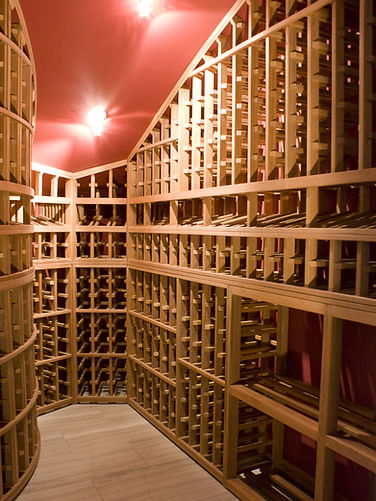 Wine cellar that flows along the contours of the walls