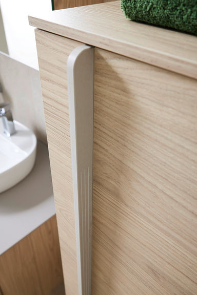 Detailaufnahme Vamigo My Match Badmöbel Griffleiste Arizona-Beige