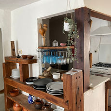 zona de cocina donde se encuentra la estanteria de platos y la zona donde se cuelgan las copas